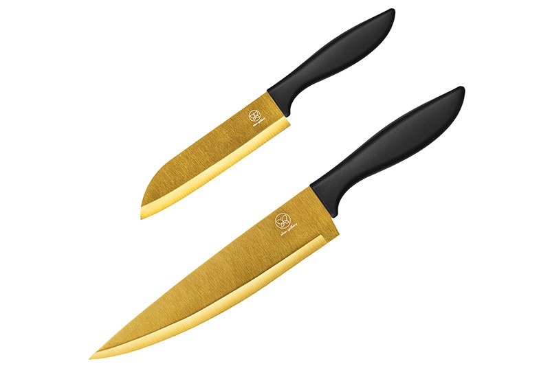 Ножи набор 2 предмета  Золото (сантоку 12,5 см, поварской 20,5см ). Ножи набор состоит из двух ножей разной длины. Каждое лезвие имеет защитный пластиковый чехол. Этот набор станет незаменимым помощником в процессе готовки и отлично справится с разделкой мяса или рыбы.  Их можно использовать как овощные, мясные или хлебные ножи.